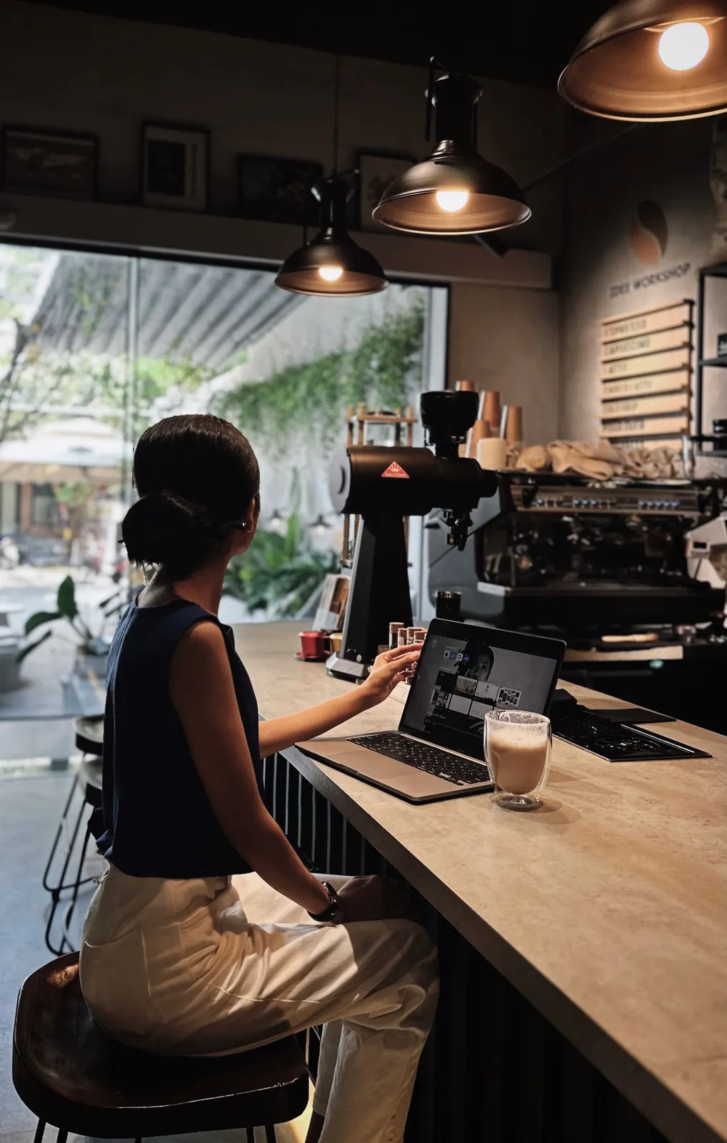 Profesional trabaja en una computadora en una cafetería