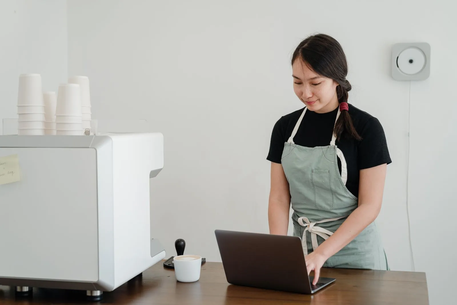 Profesional de una cafetería utiliza una computadora