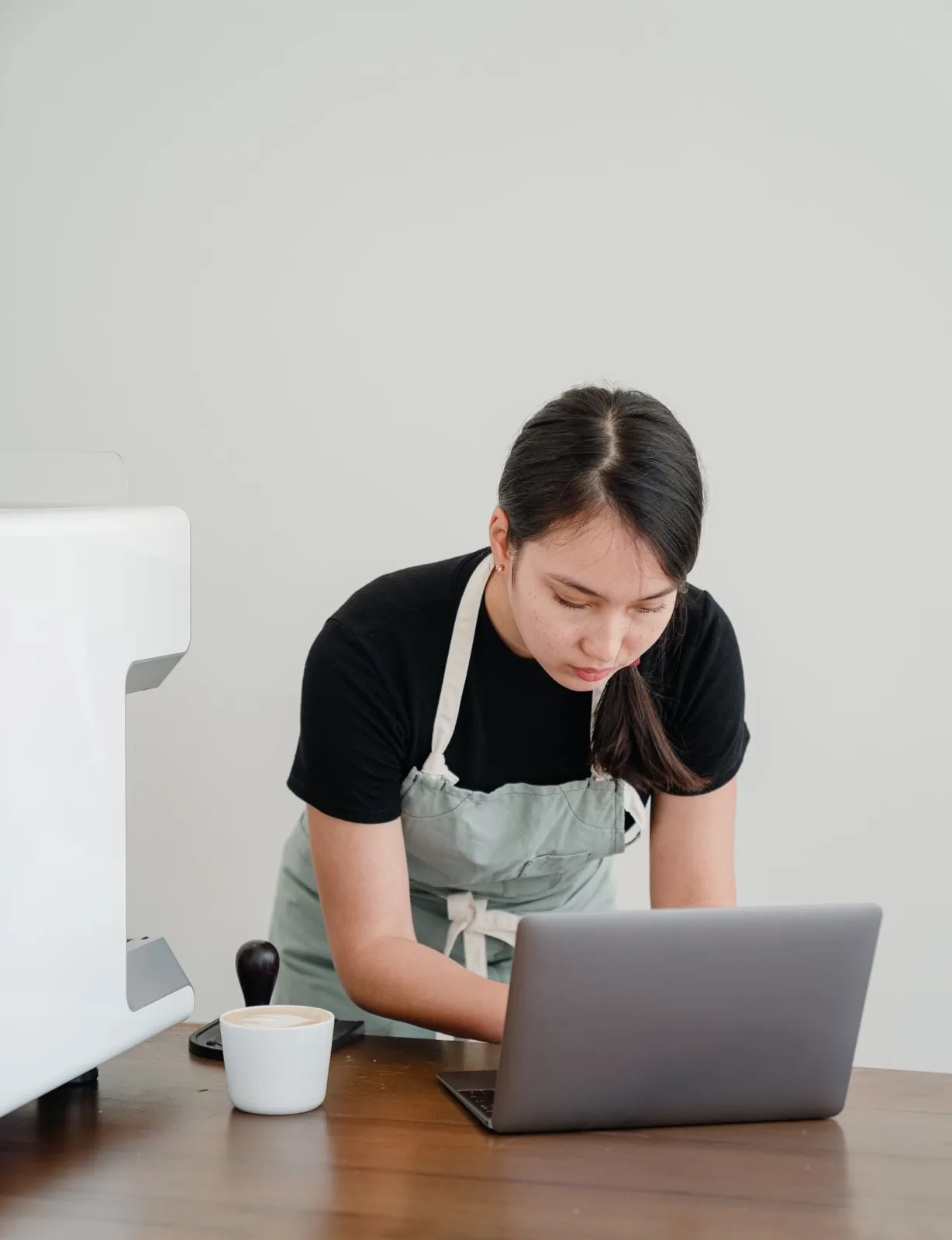 Profesional de una cafetería revisa información de su trabajo