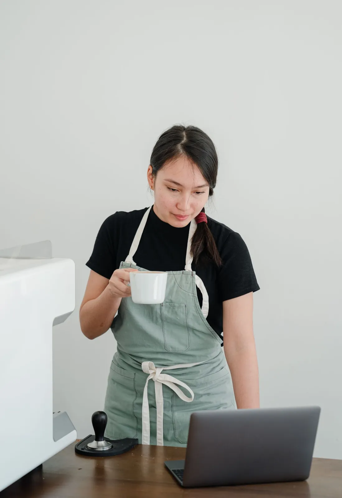 Profesional de una cafetería organiza su trabajo