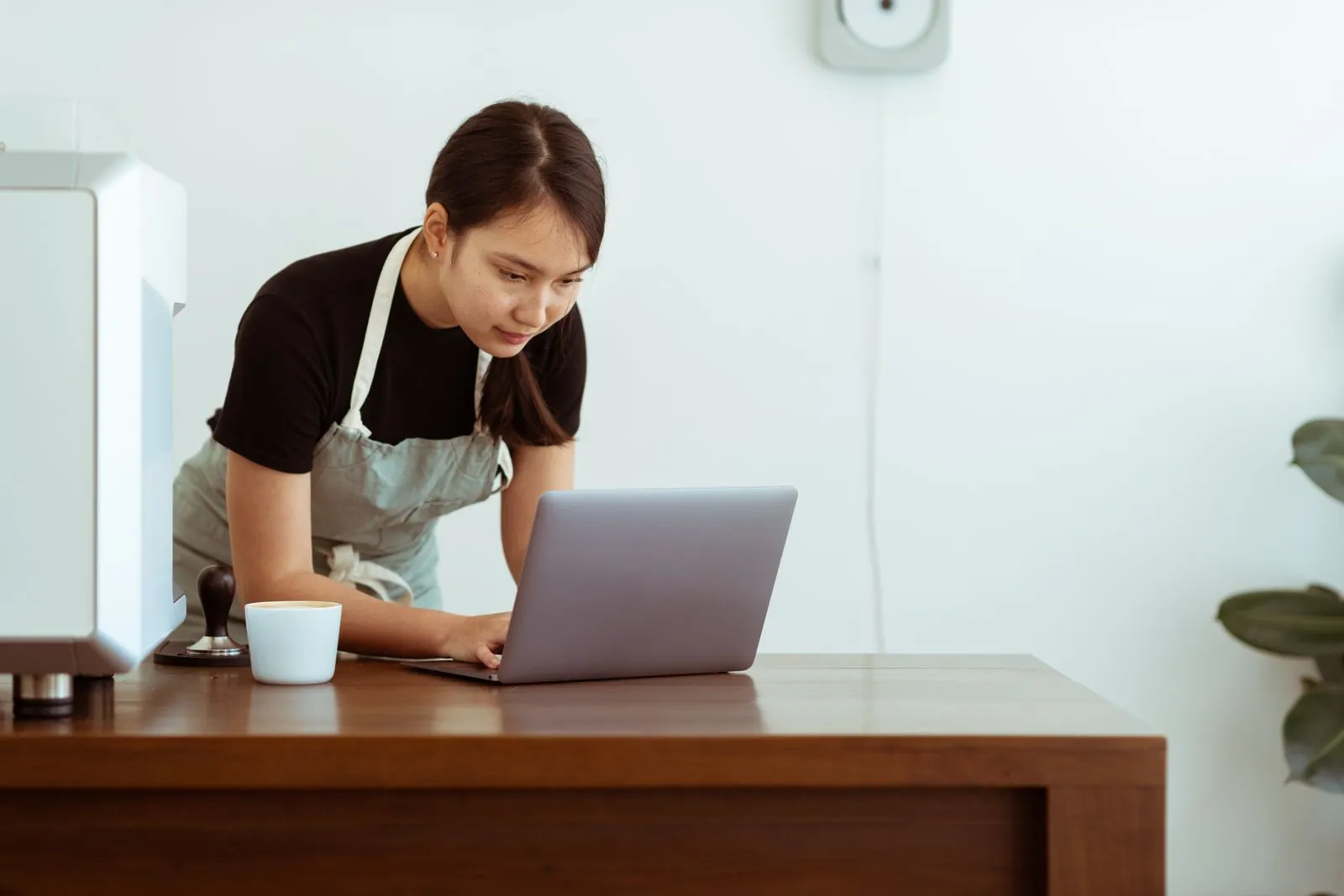 Profesional consulta su computadora en una cafetería