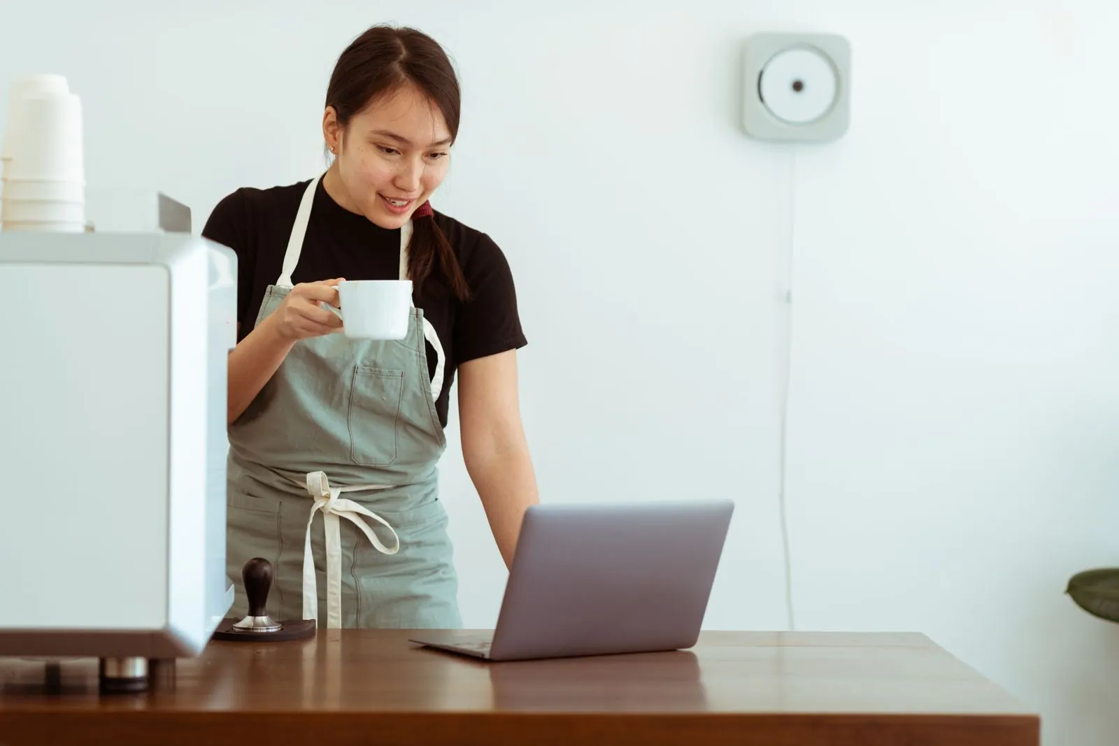 Profesional revisa su computadora en una cafetería