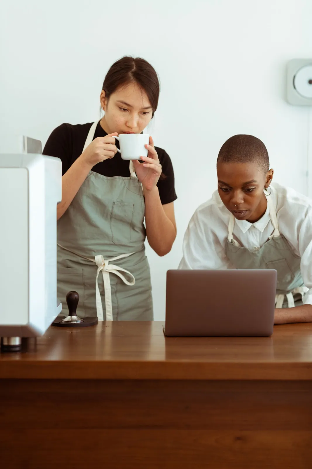 Dos profesionales de una cafetería revisan una computadora