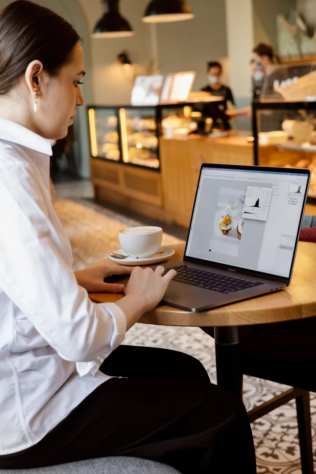 Profesional trabaja en su computadora en una cafetería