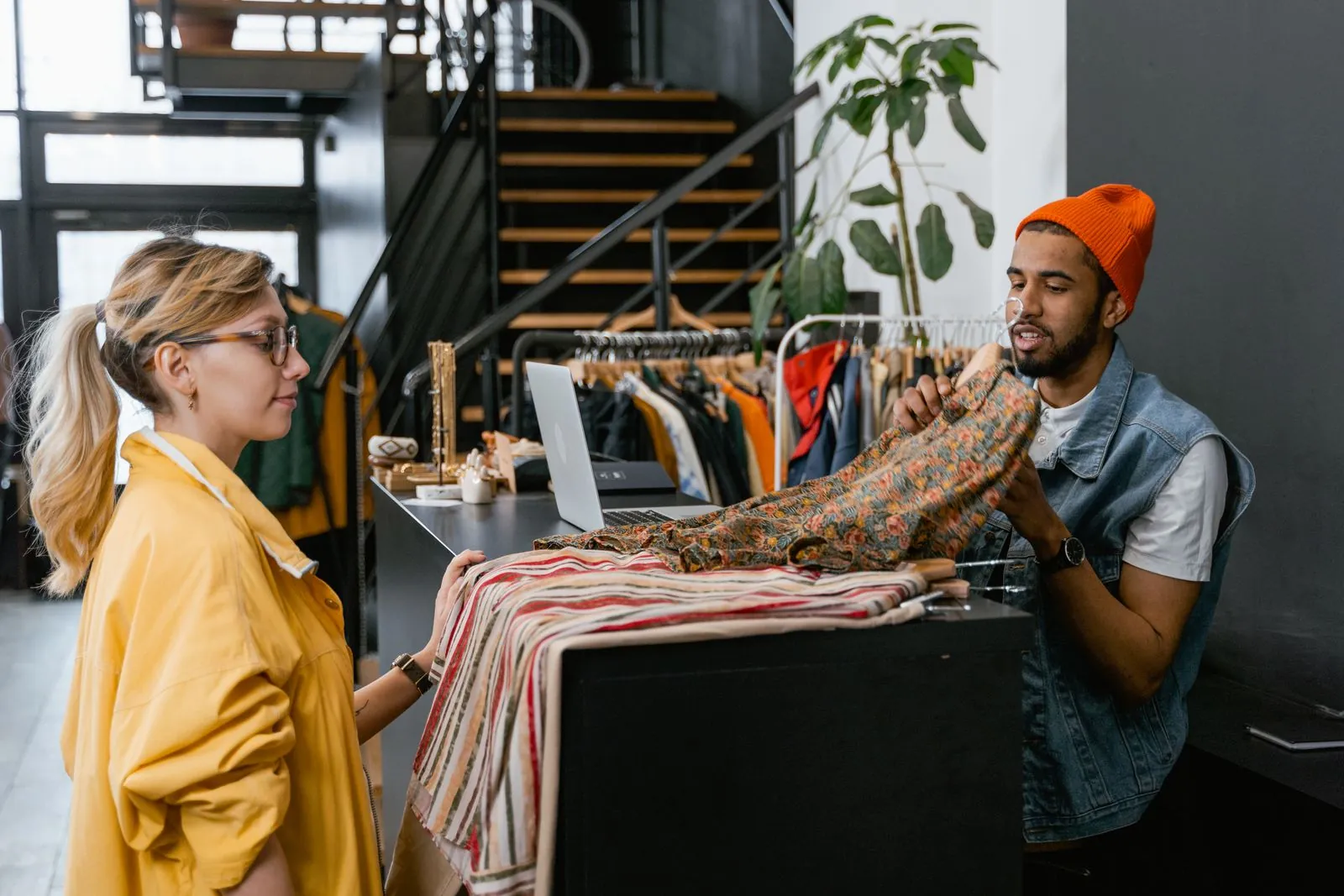 Persona presenta productos a una clienta en su tienda