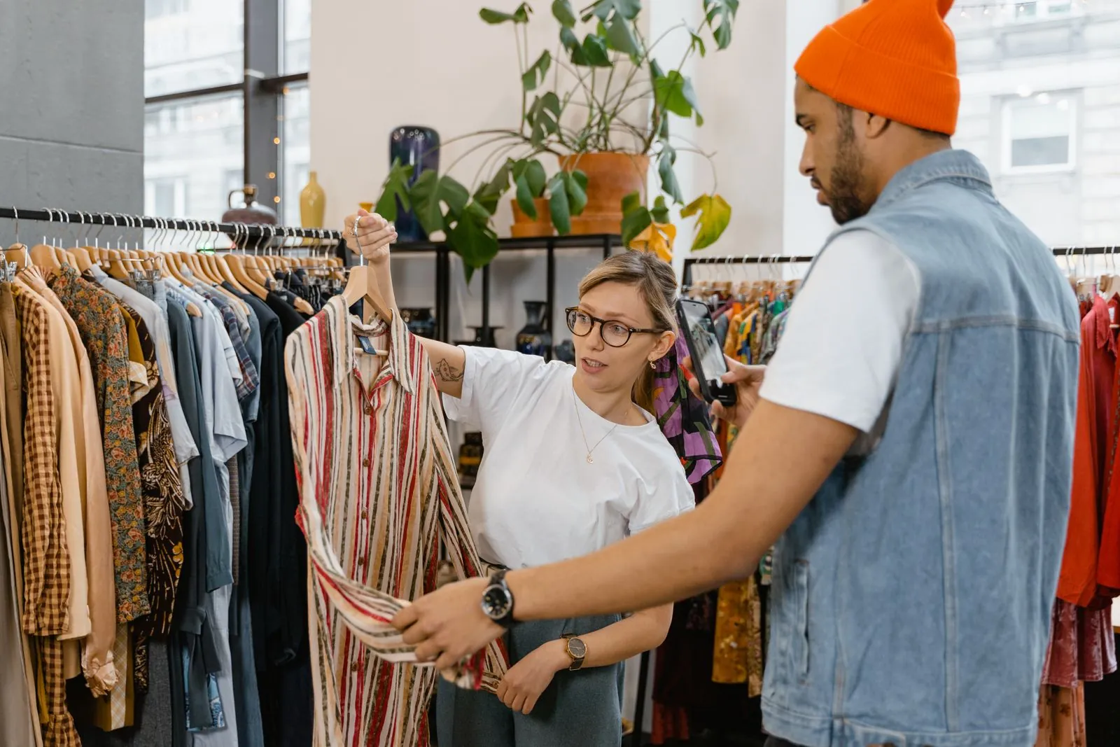 Equipo de una tienda revisa sus productos