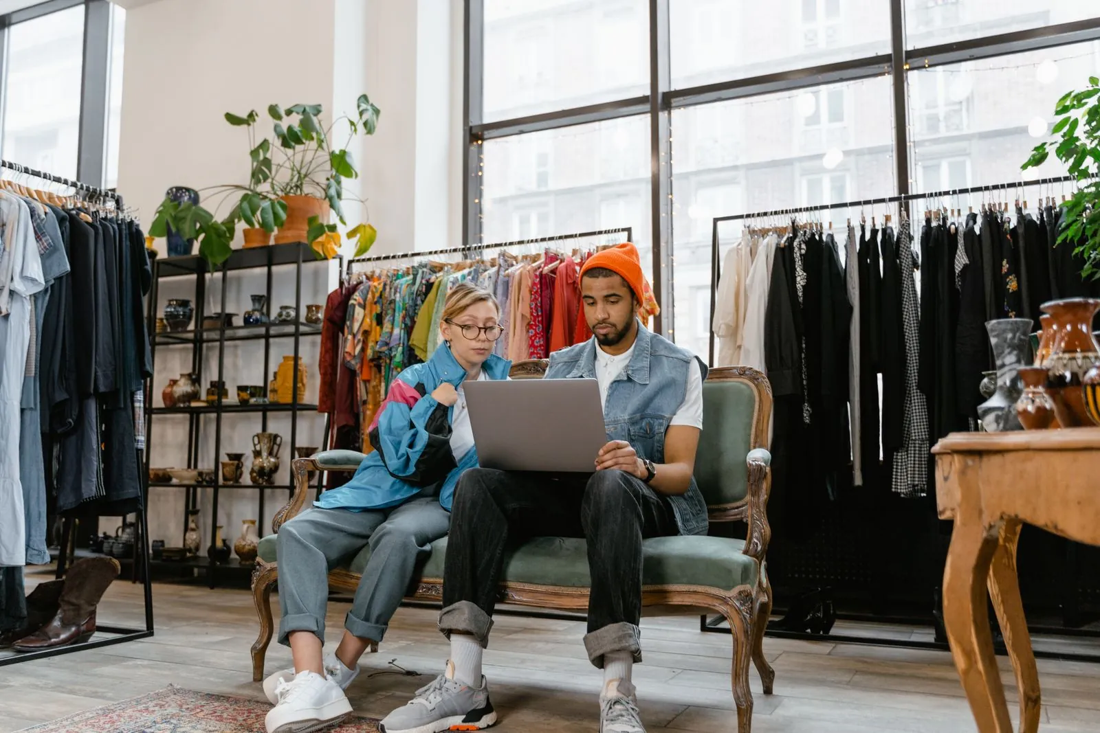 Dos emprendedores revisan su computadora en una tienda
