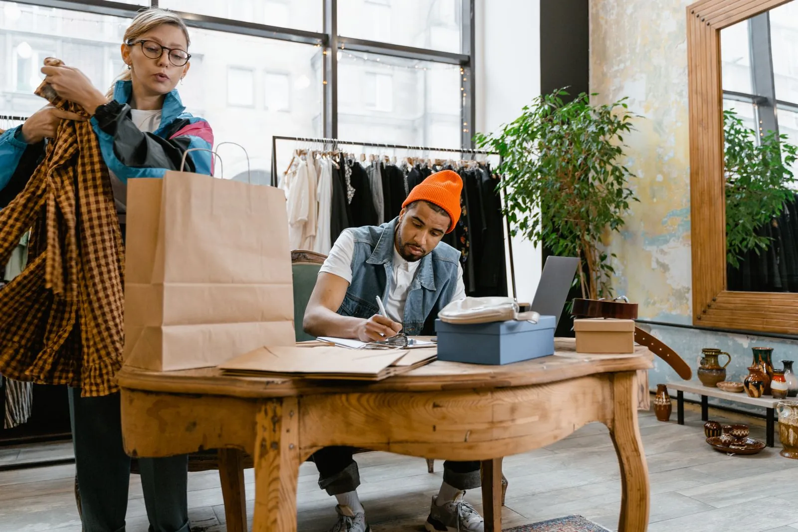 Equipo de una tienda revisa pedidos y prepara productos