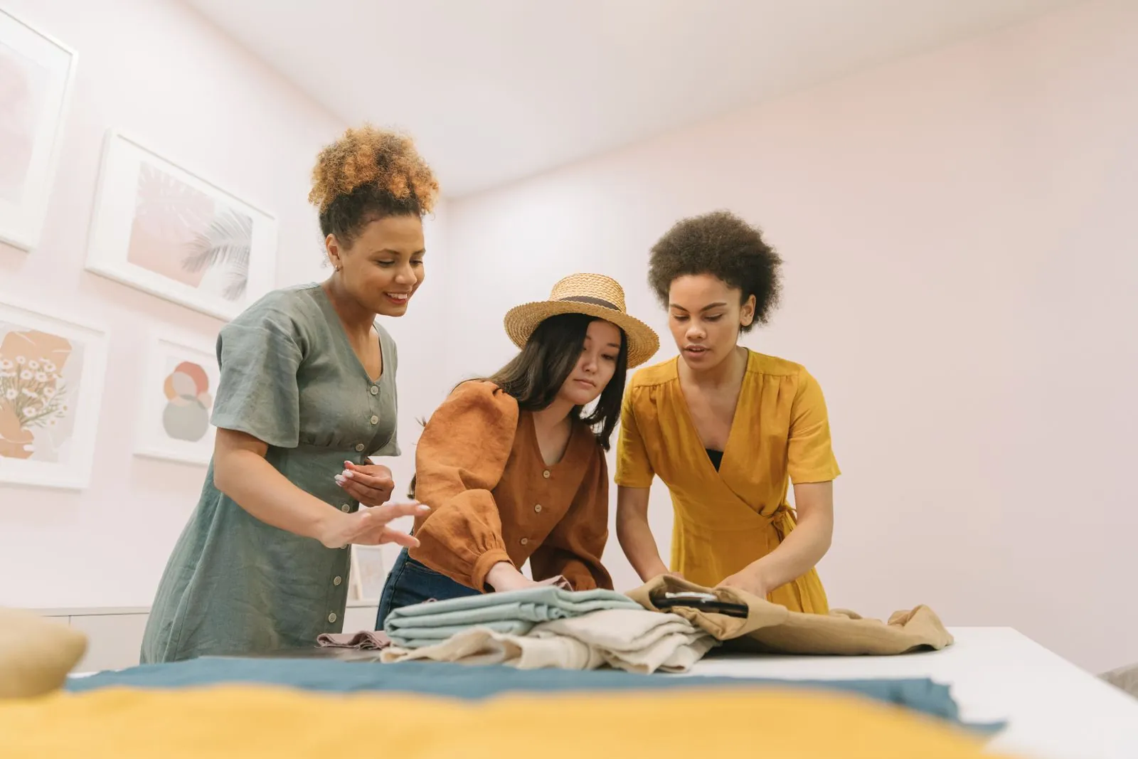 Tres personas colaboran en un pequeño negocio