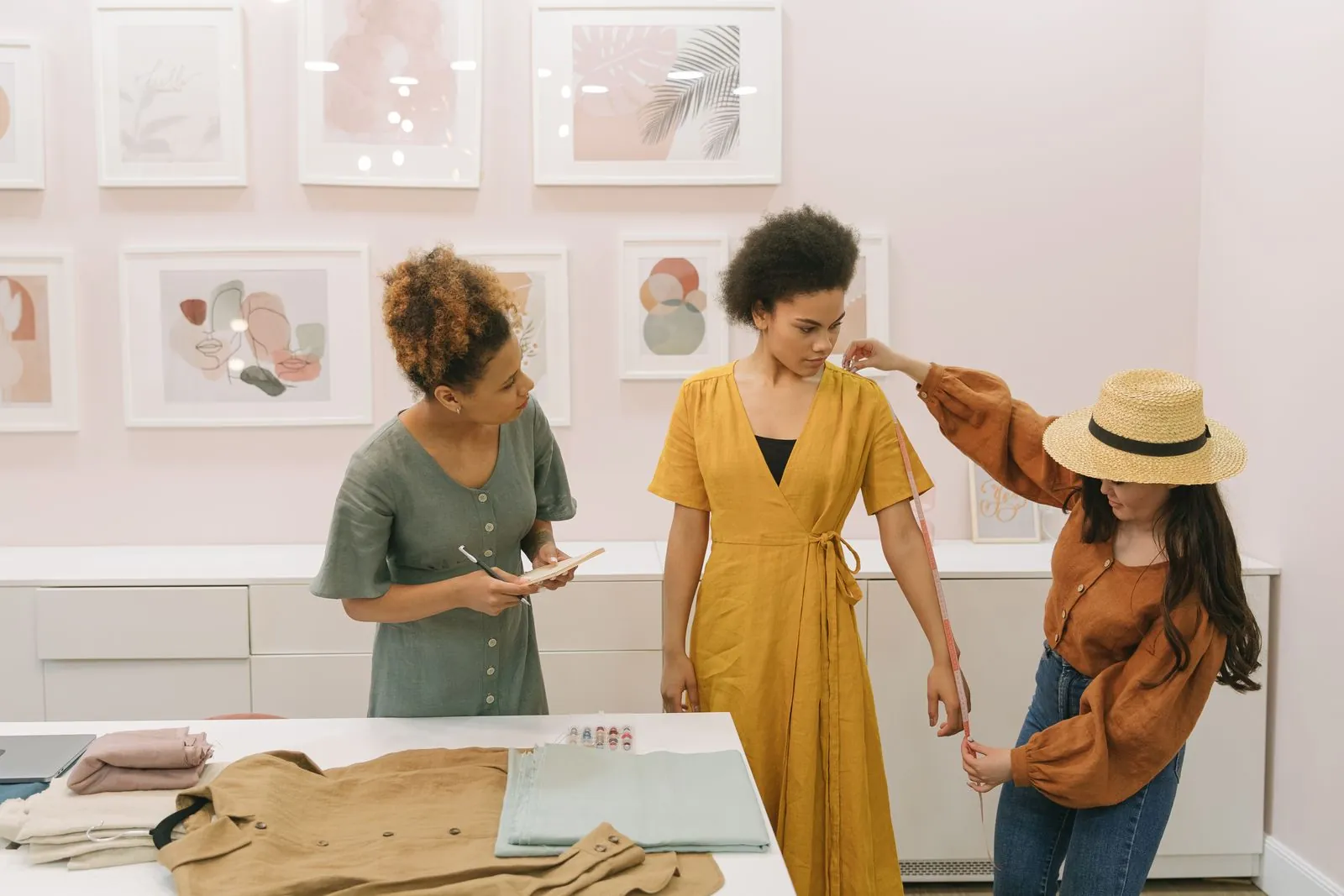 Tres personas organizan productos en una boutique